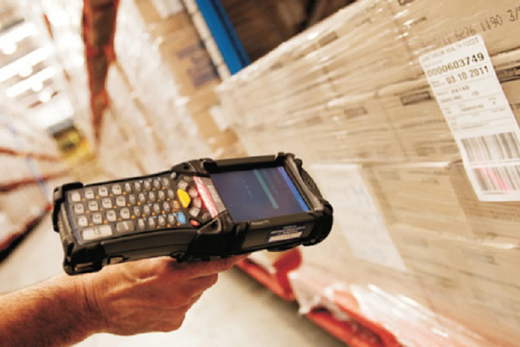 Прибор для сканирования штрих кодов. Тсд сканер на руку. Сканер тсд склад. Motorola mc9090. Комплектовщик сканер тсд.