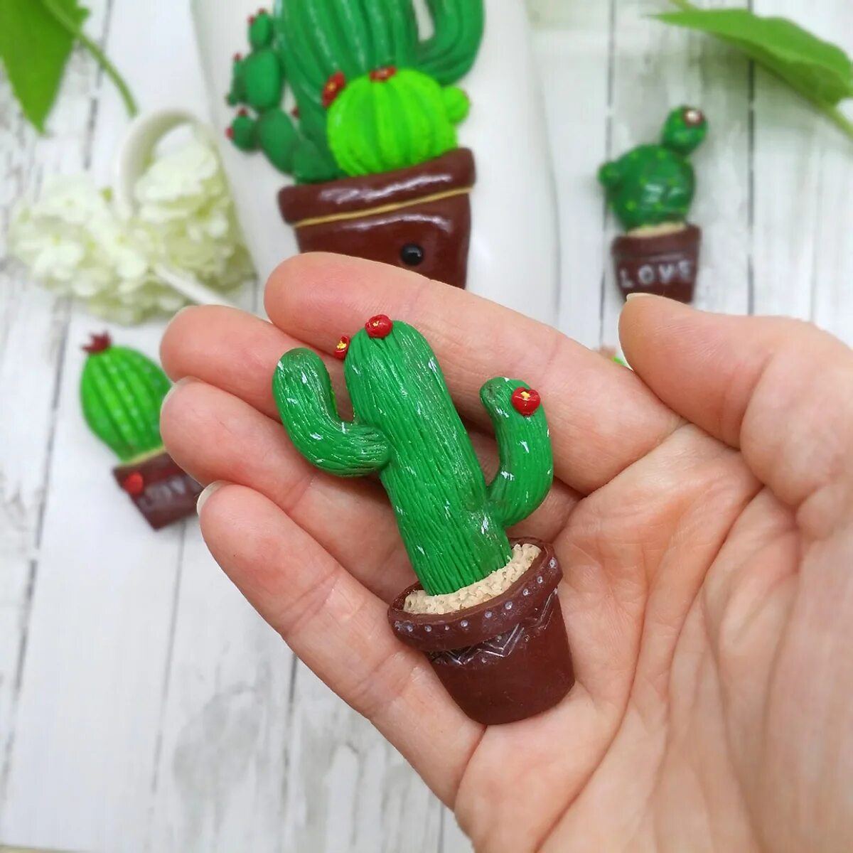 полимерная глина кактусы. лепка кактус. красивые поделки из глины. кактус из полимерной глины. кактус в горшке из пластилина.