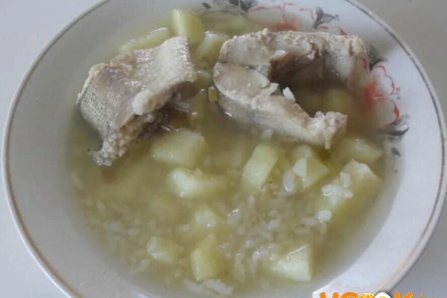 Как варить уху из головы щуки. Уха из щуки. щучья уха. вареная щука. рыба отварная.