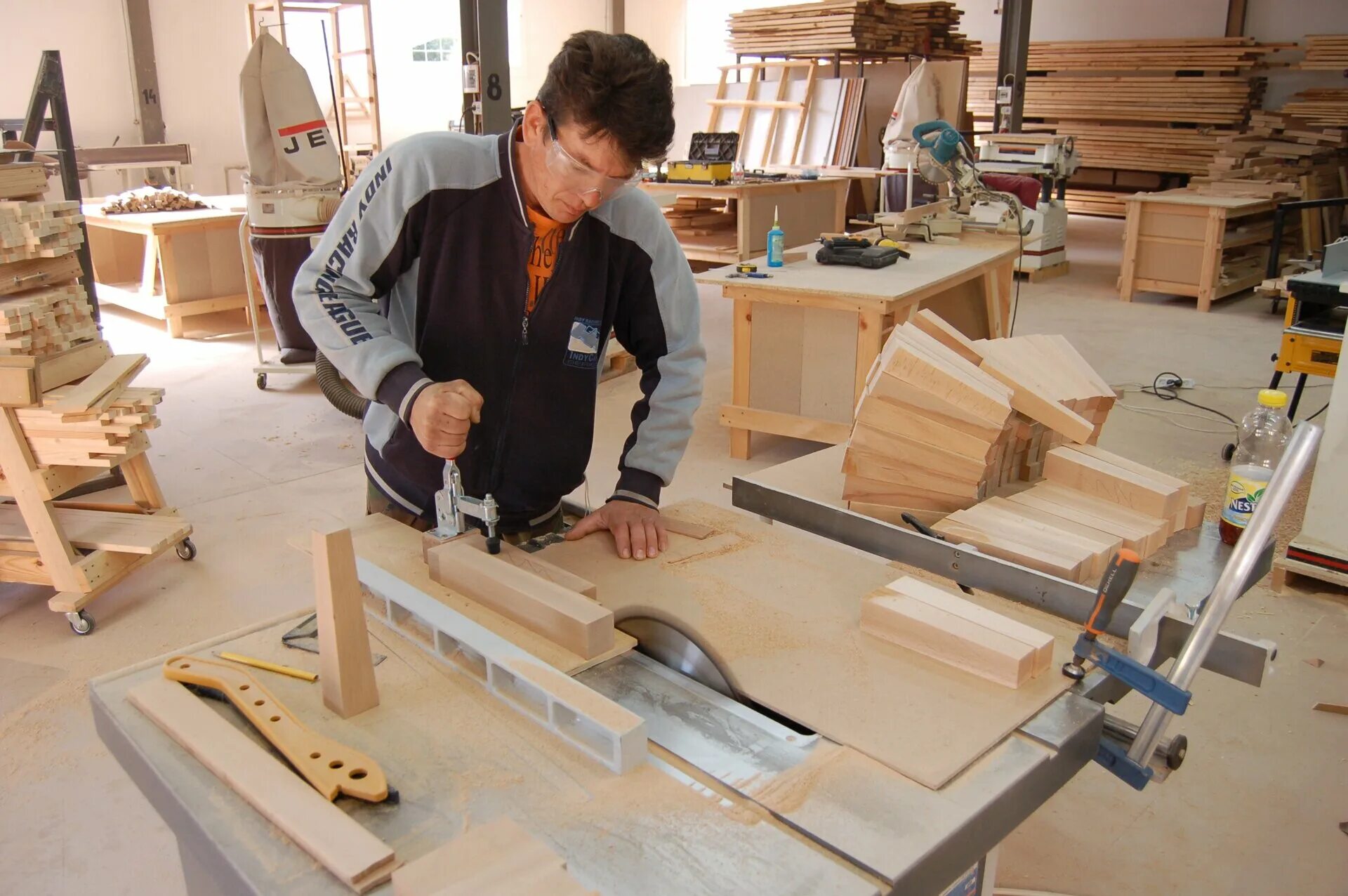 столярных дел мастер