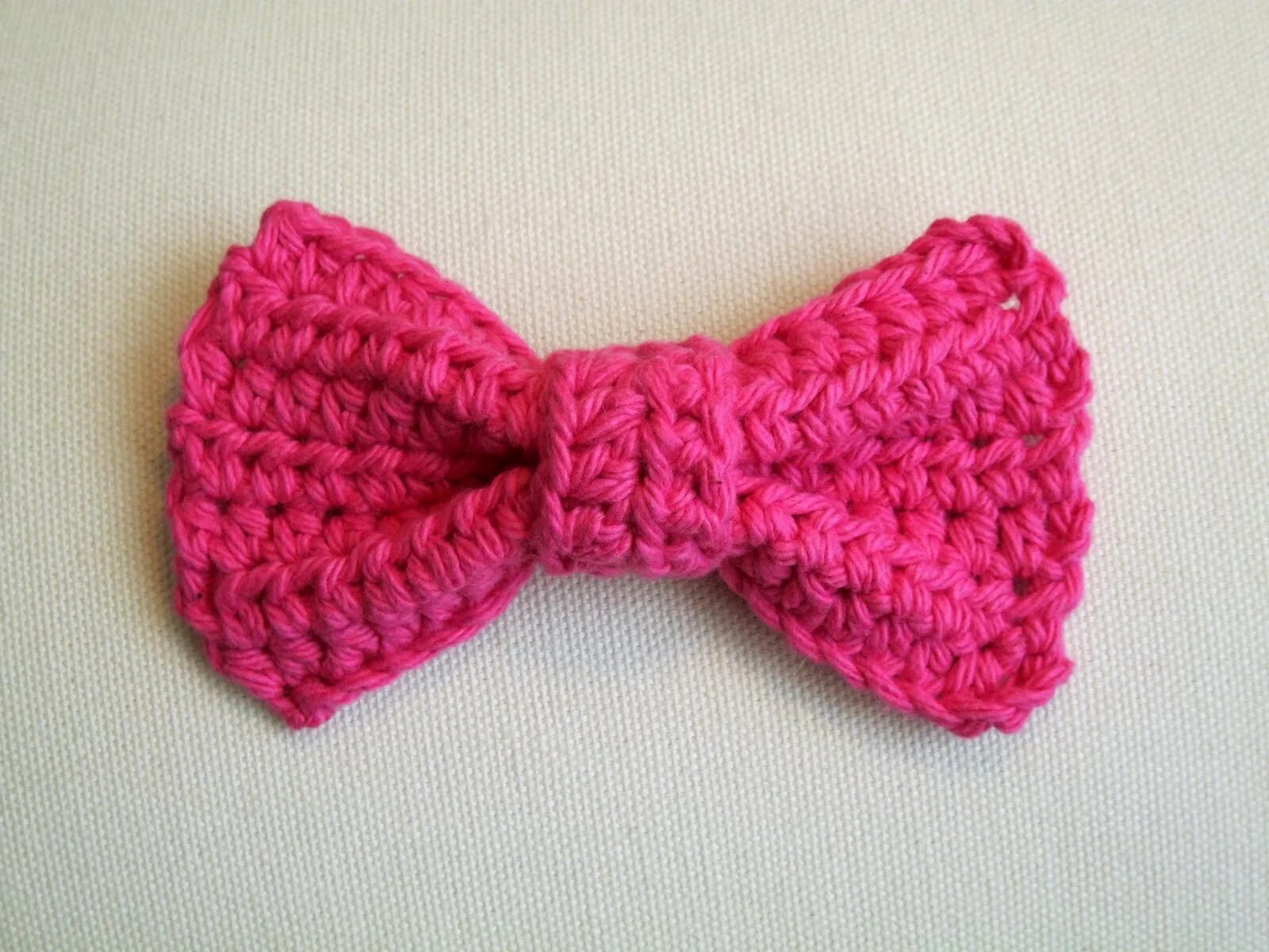 Кружевной бант крючком. Вязание банта. Вязаный бант. Бантик крючком. Маленький бант крючком.