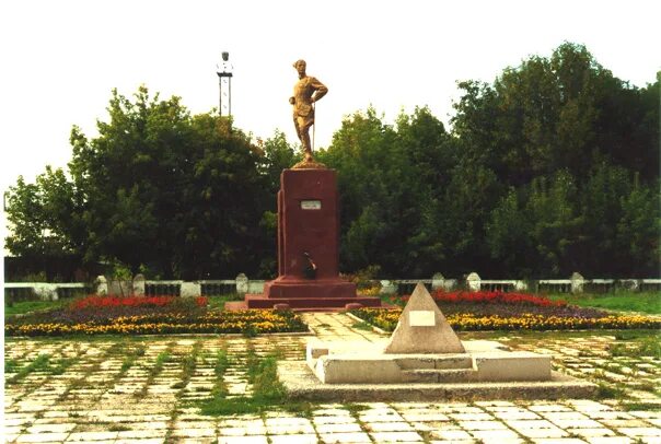 Чапаев самарская область. Чапаев памятник в Чапаевске. Памятник в.и. Чапаеву в г.Чапаевск. Парк Чапаева Чапаевск. Чапаевск памятники в парке Чапаева.