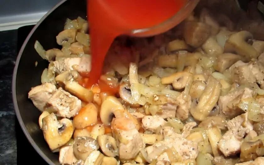 Курица с грибами на сковороде. Курица с грибами в сметане. Куриное филе с грибами в томатном соусе на сковороде. Курица с грибами и сыром на сковороде.