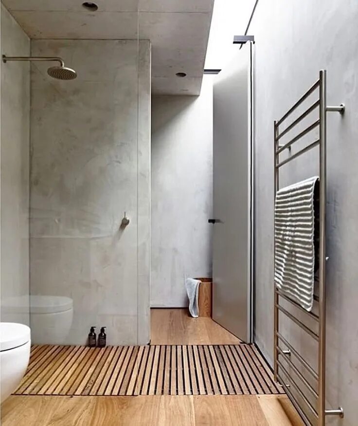 Теплые стены в душе. Ванна лофт бетон дерево. Санузел лофт бетон и дерево. Современная душевая комната. Душевая в современном стиле.