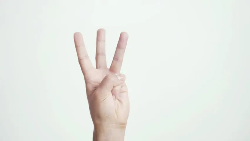 Показывать три пальца. Три пальца на белом фоне. Четыре пальца. Жест 3 пальца. V образный жест пальцами.