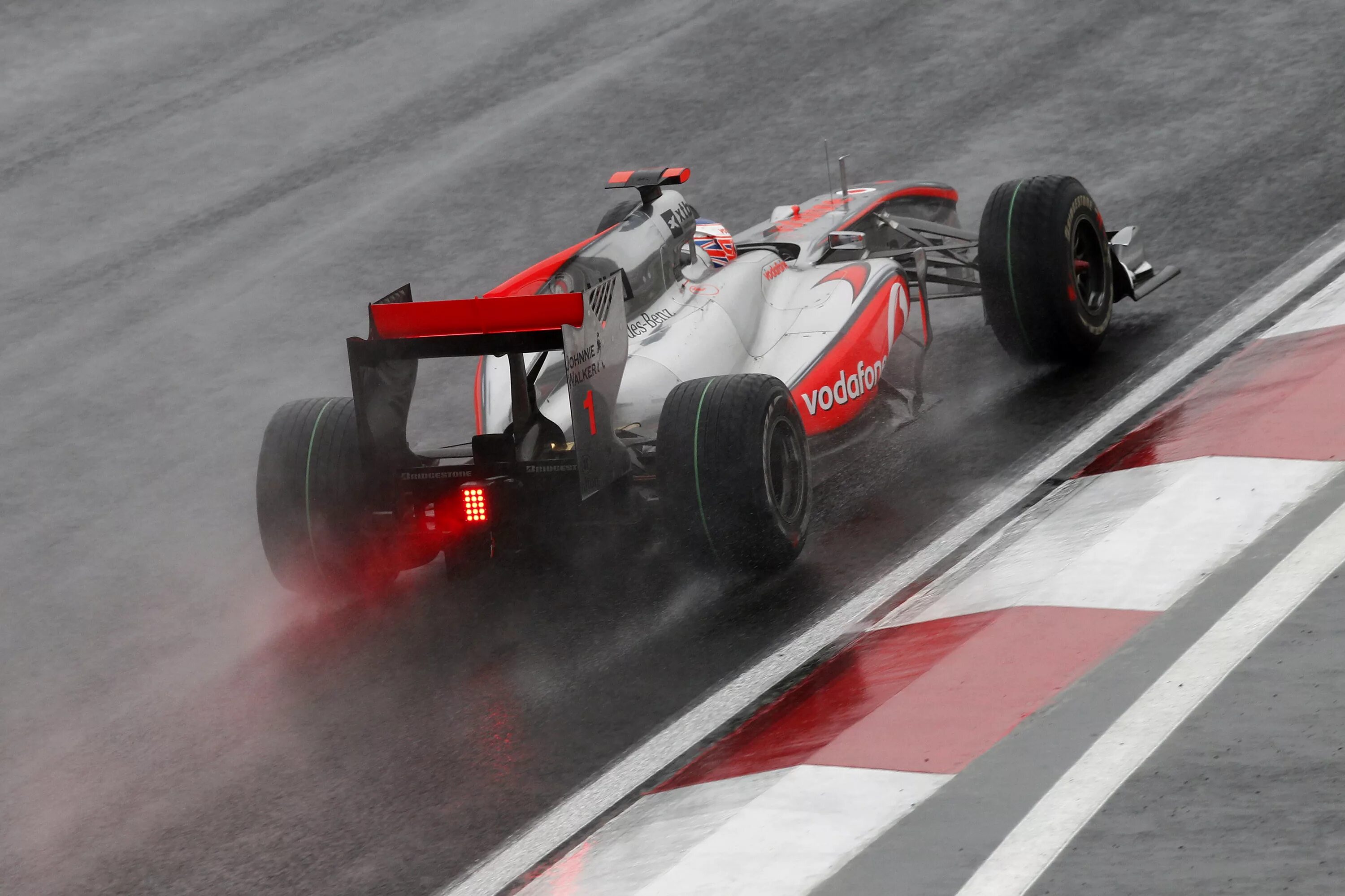 Скорость автомобилей формулы 1. MCLAREN f1 2010. MCLAREN формула 1. Скорость болида ф1. Formel 1.