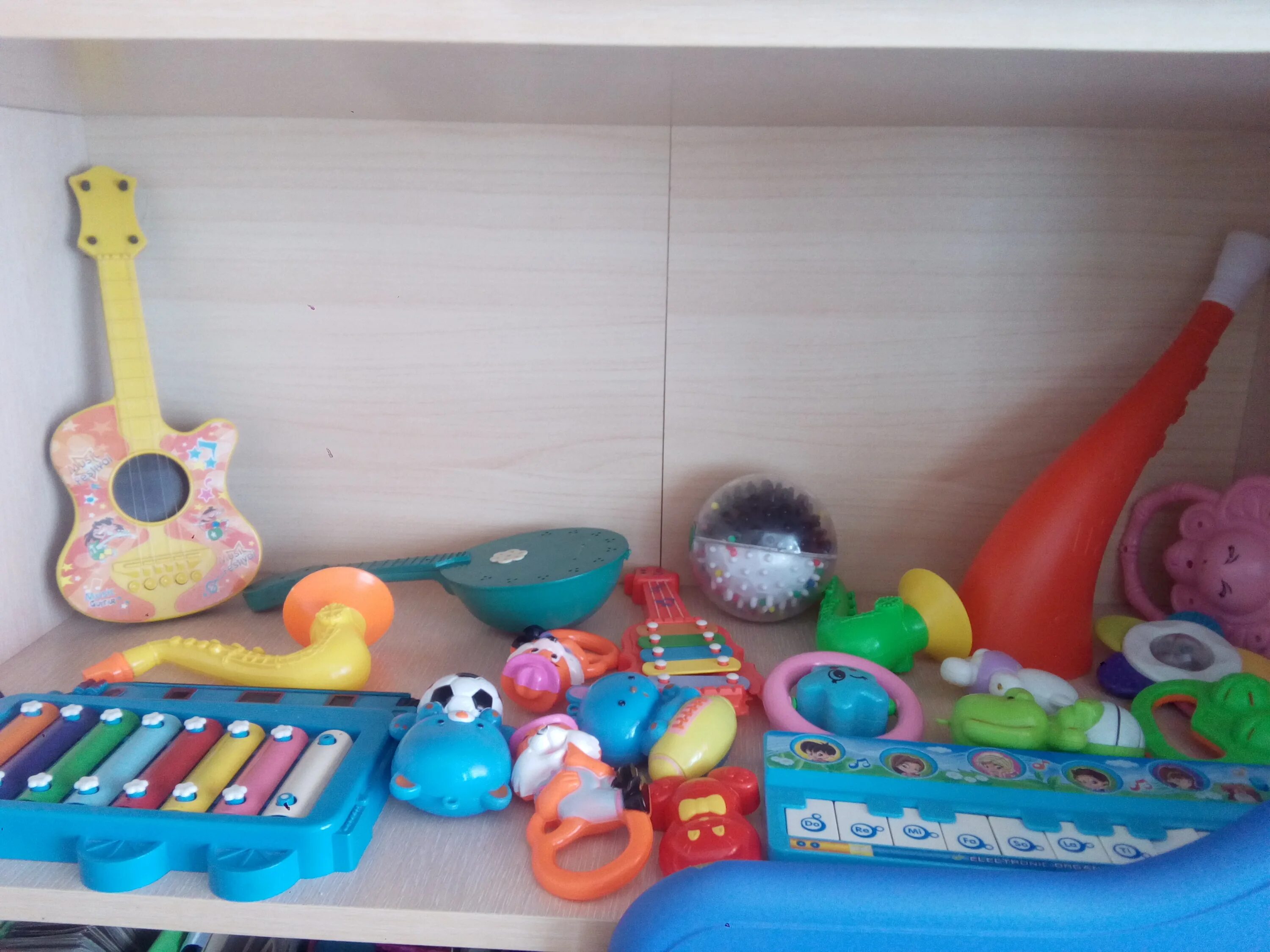 рисование в старшей группе на тему музыкальные инструменты. музыкальные инструменты карточки для дошкольников. аппликация в младшей группе. музыкальный уголок в младшей группе. музыкальные инструменты аппликация для детей.