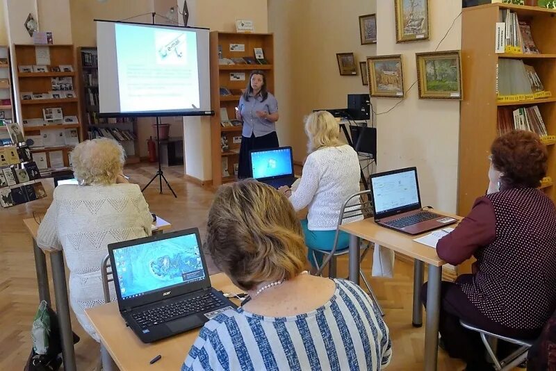 Компьютерная грамотность для пенсионеров в библиотеке. Урок компьютерной грамотности для пенсионеров. Пенсионеры и соцсети. Чтение и общение для пожилых. Ярмарка вакансий для пенсионеров.