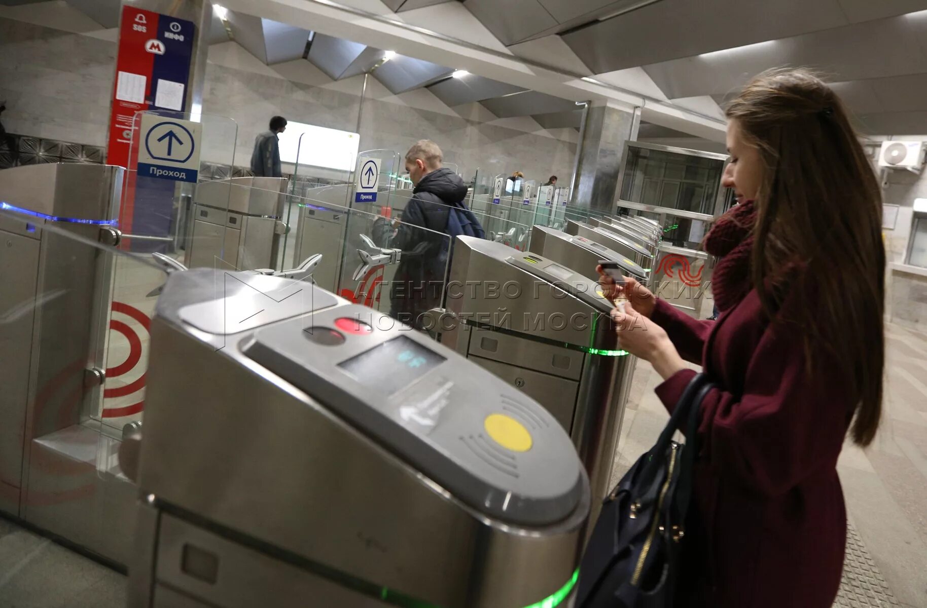 Можно ли оплачивать проезд в метро. Турникеты в метро москвы 2025. турникет в метро. турникет в метро москва 2025 год. оплата проезда в московском метрополитене.