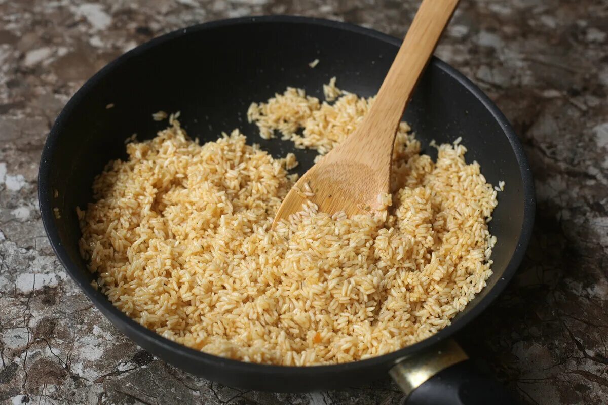 Рис в кастрюле. Что приготовить с рисом. Рис сваренный. Варить рис.