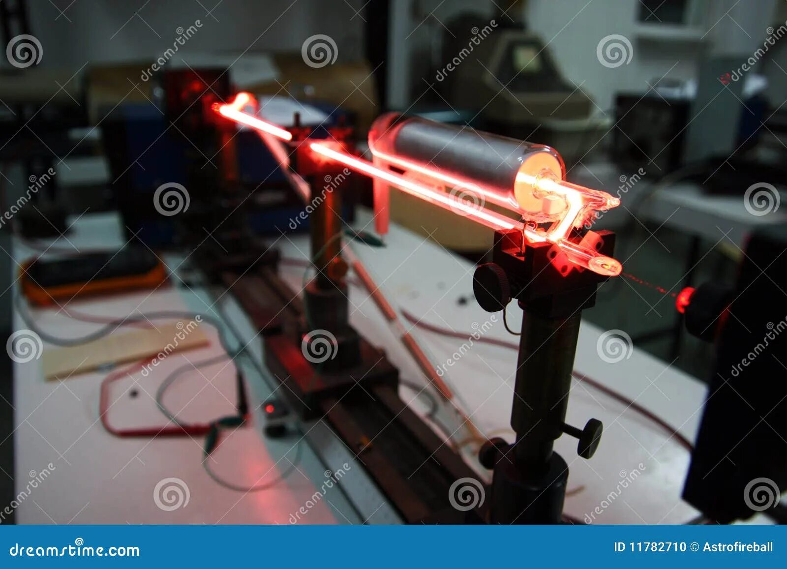 Helium-Neon Laser. Спектр гелий неонового лазера. Лазер гелий-неоновый he-ne. Первый гелий-неоновый газовый лазер. Длина волны неонового лазера
