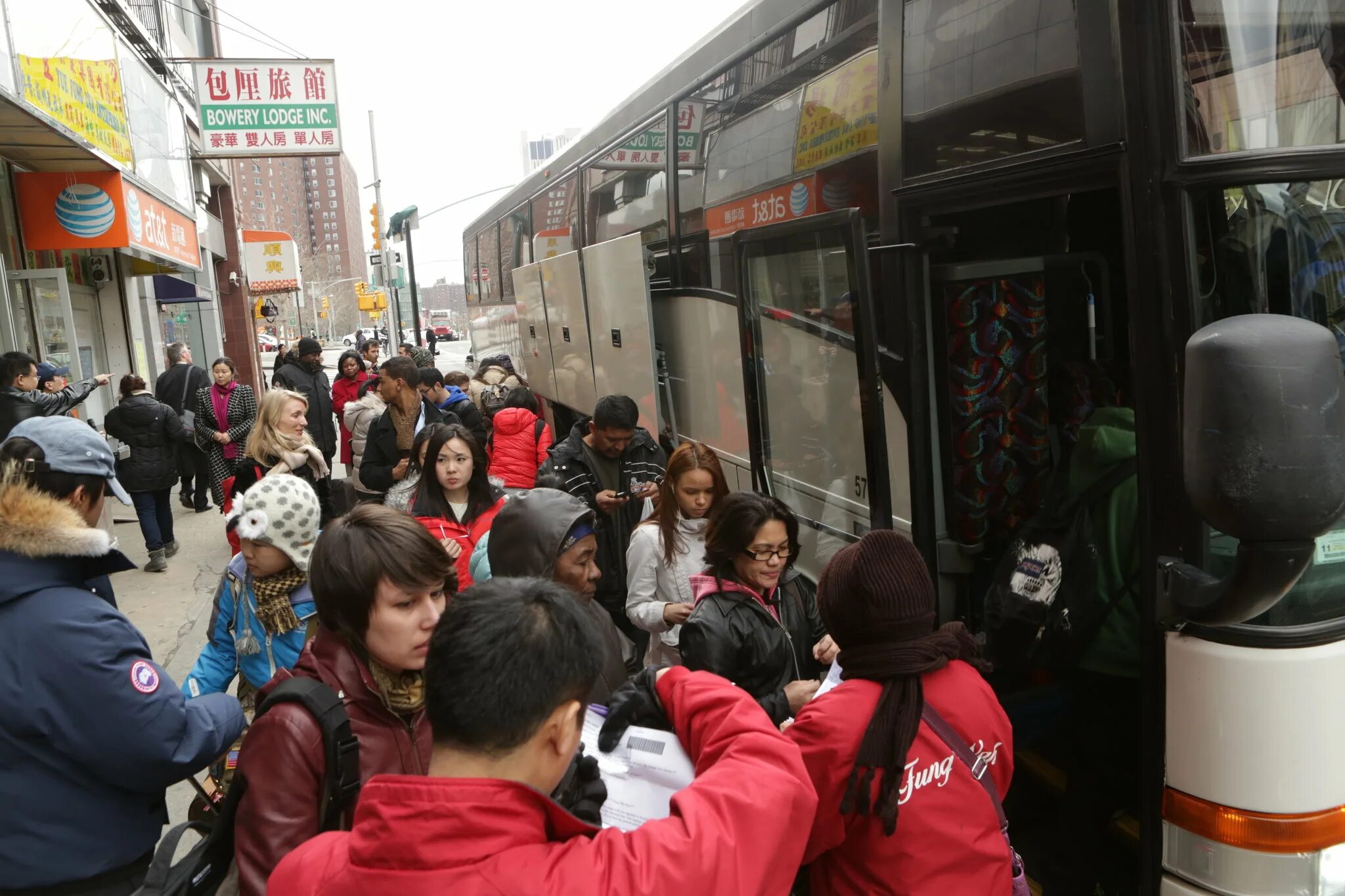 много людей в автобусе китай. китаянка в автобусе. общение в транспорте. девушка сидит в автобусе. девушки в метро.