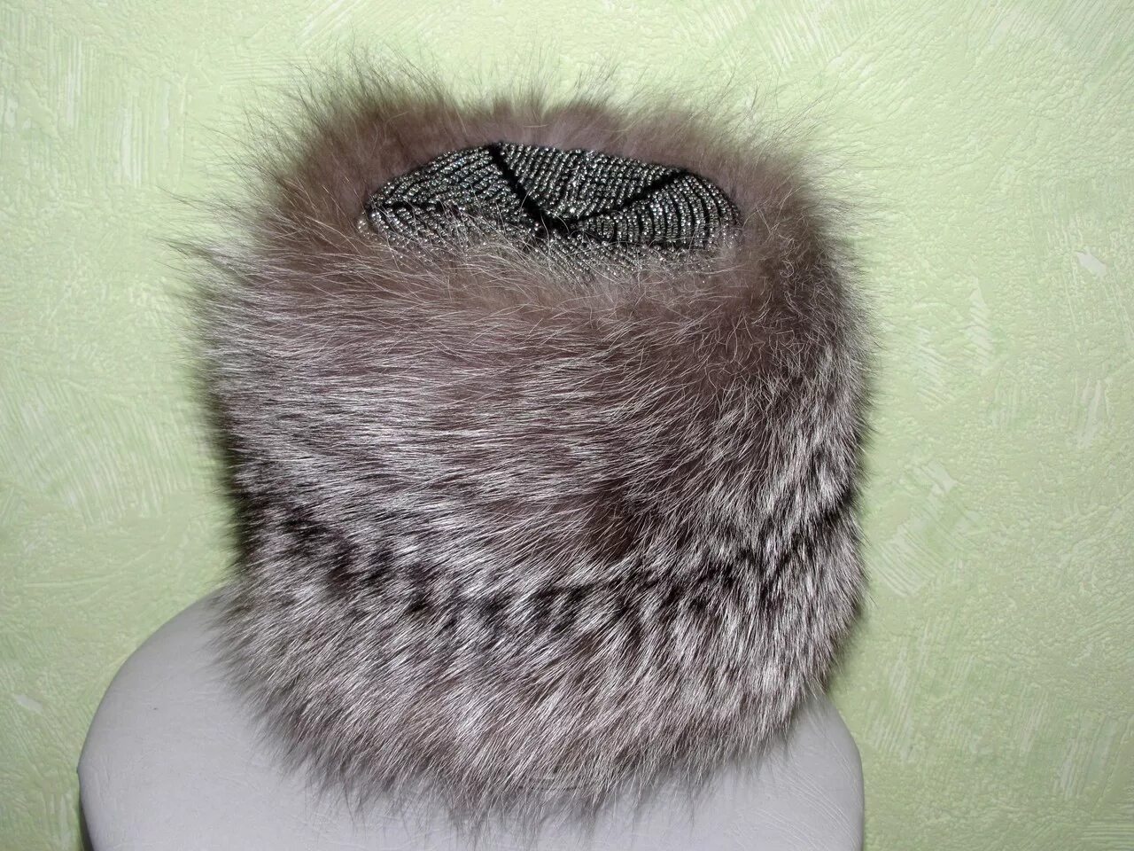 шапки из старого меха. что сделать из меховых шапок. шитье шапок из меха. шапки связанные из полосок меха. пошив головных уборов из меха.