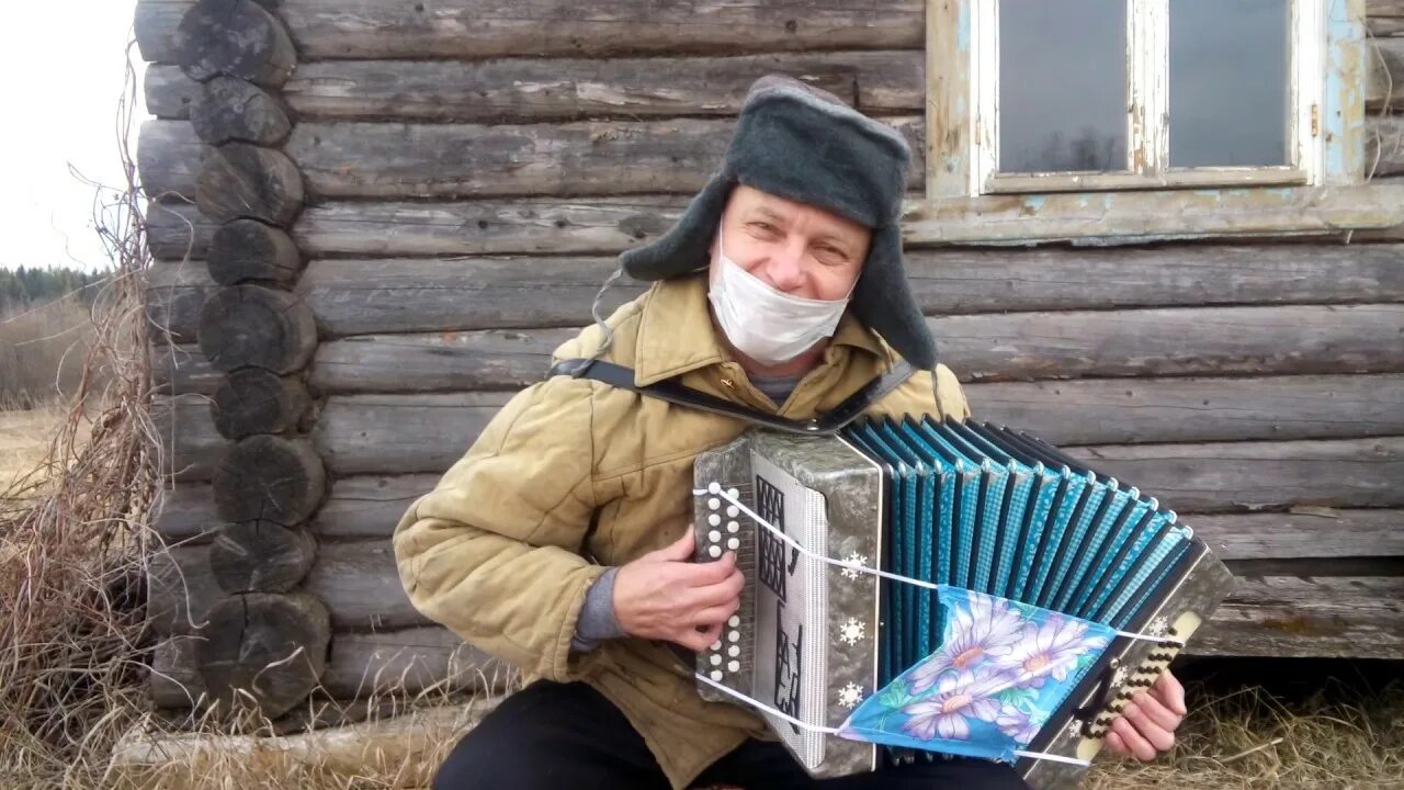 Гармонь современные песни. Бабка с гармошкой. Старушка с гармошкой. Гармонист на завалинке. Поют частушки.