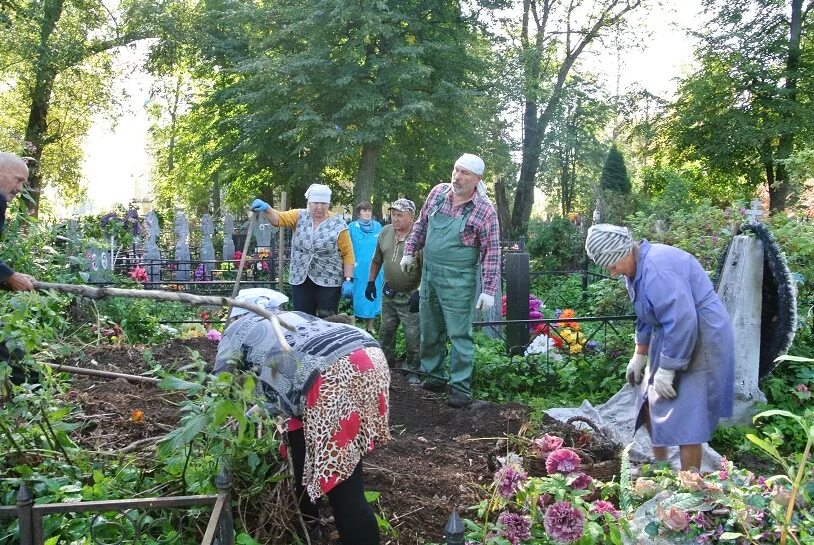 Всехсвятское кладбище тула. Троица на кладбище. На троицу нужно ходить на кладбище. На троицу нужно ходить на кладбище. Родительская суббота на кладбище.