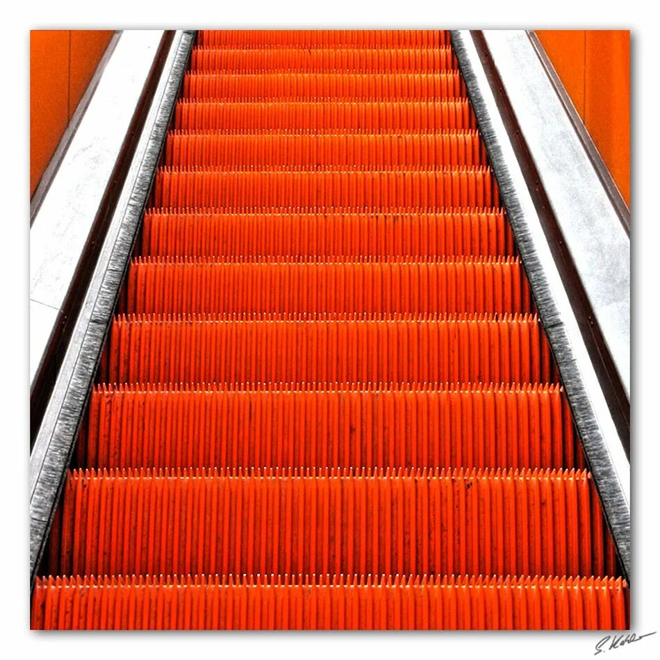 Оранжевая лестница. Оранжевые ступеньки. Красная лестница. Эскалатор. Красные ступеньки