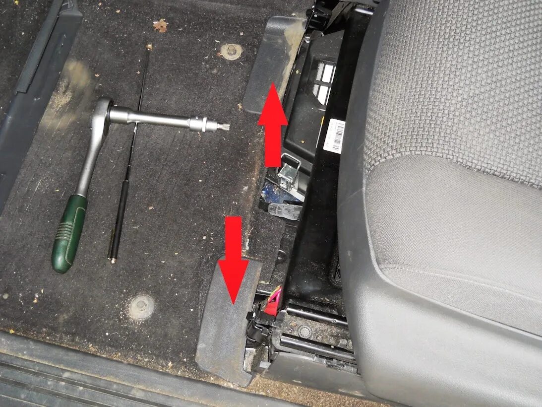 Volkswagen touareg 2003 год где находится аккумулятор. Volkswagen touareg 2011 3. акб туарег нф 105. 5 дизель. акб под сиденьем vw touareg nf 2013.