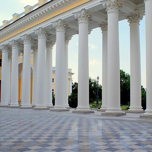 Галерея с колоннами 6 букв. Колоннада в Москве. Колоннада Вики. Галерея с колоннами. Колоннада дворца.