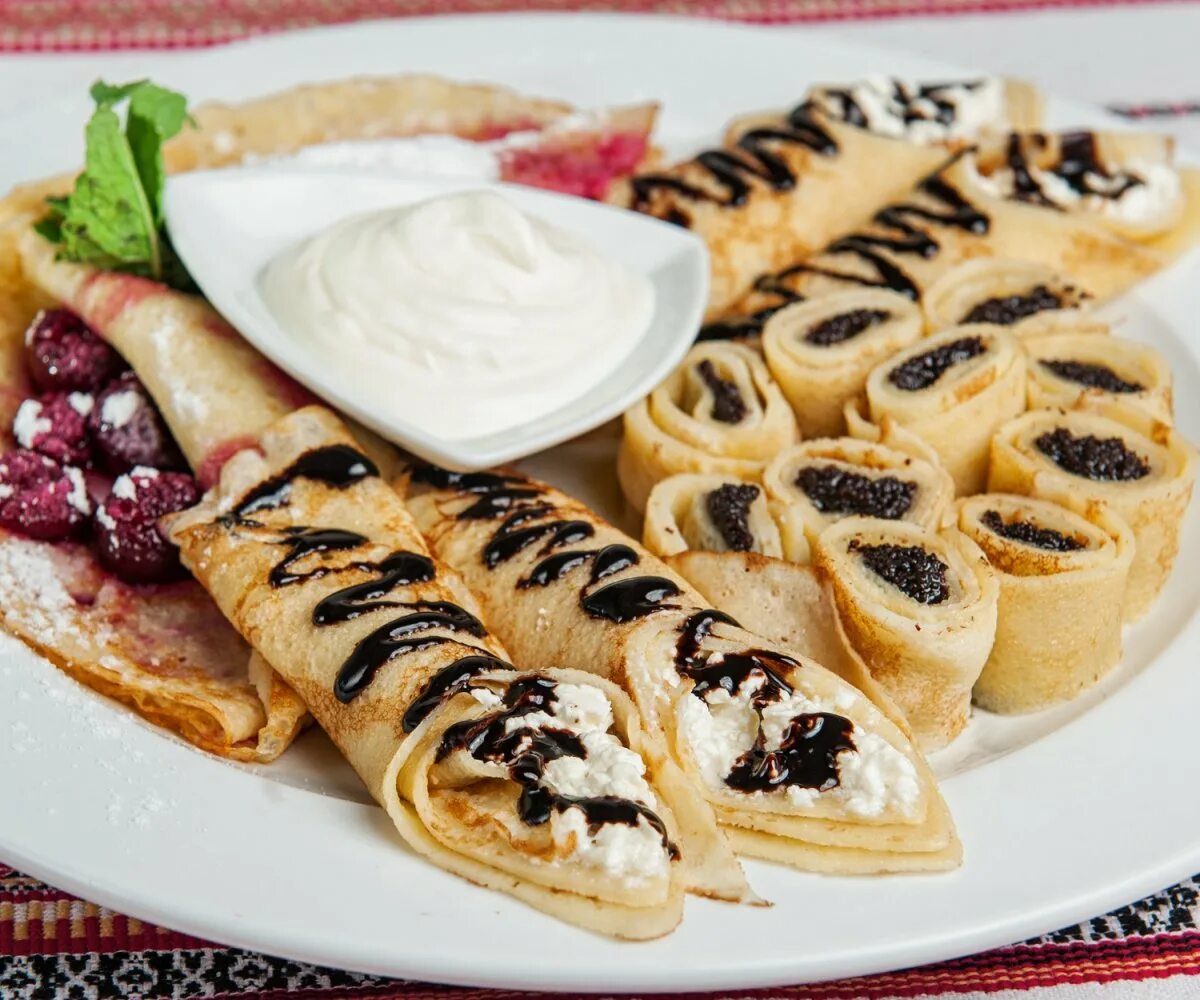 оригинальная подача блино. красивые блюда. красивая подача блинчиков. корзиночки из блинчиков. как красиво подать блины.