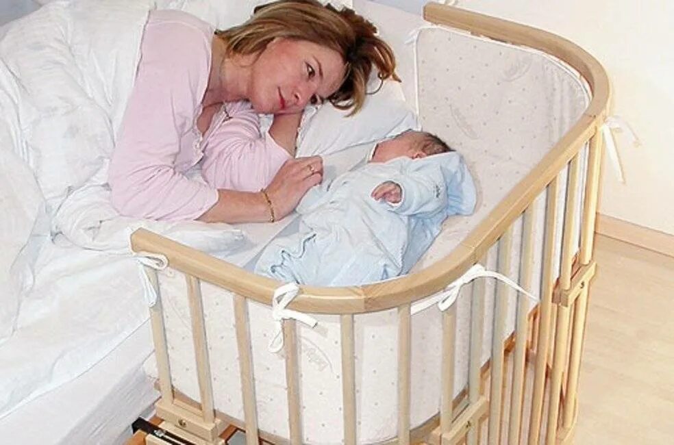 Будить ли новорожденного. Совместный сон с ребенком. Грудничок кормление ночью. Крутые кроватки для новорожденных. Как будить грудничка.