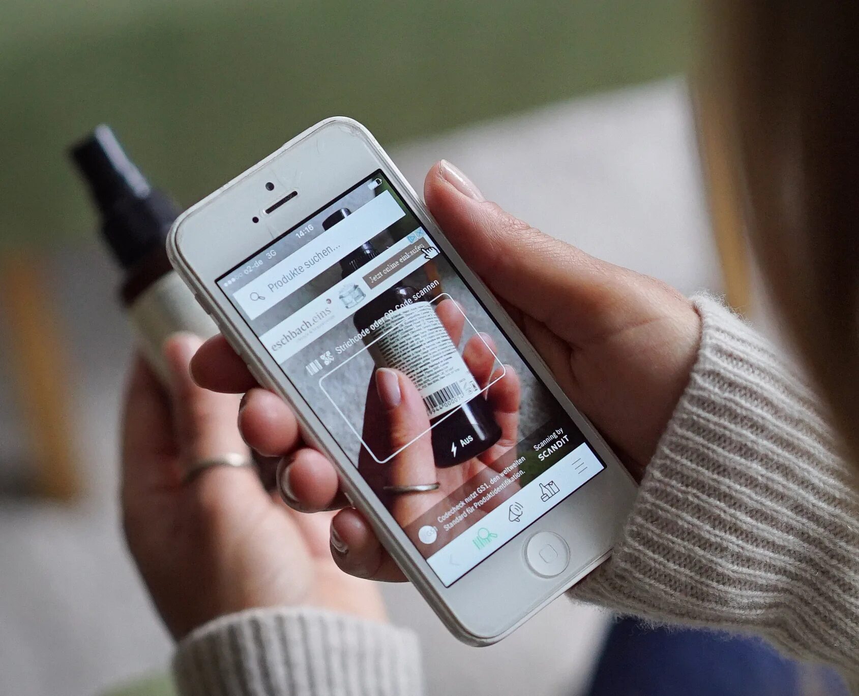 Creating phone. Смартфон сканирует. scanning products. scan me your phone png.
