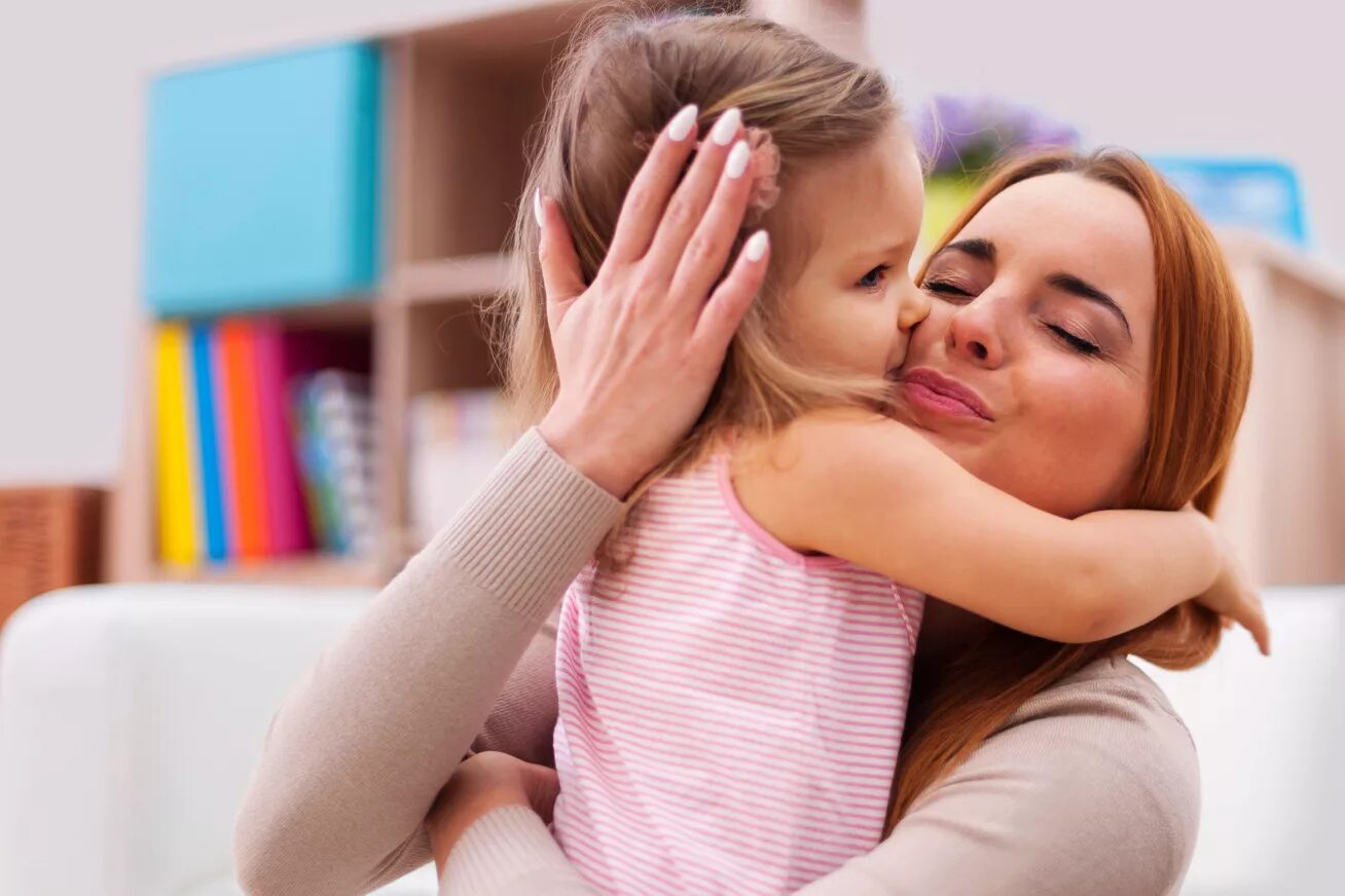 Los niños - дети. мама учит взрослую дочь. девочка с мамой. мама учит. женщина с ребенком.