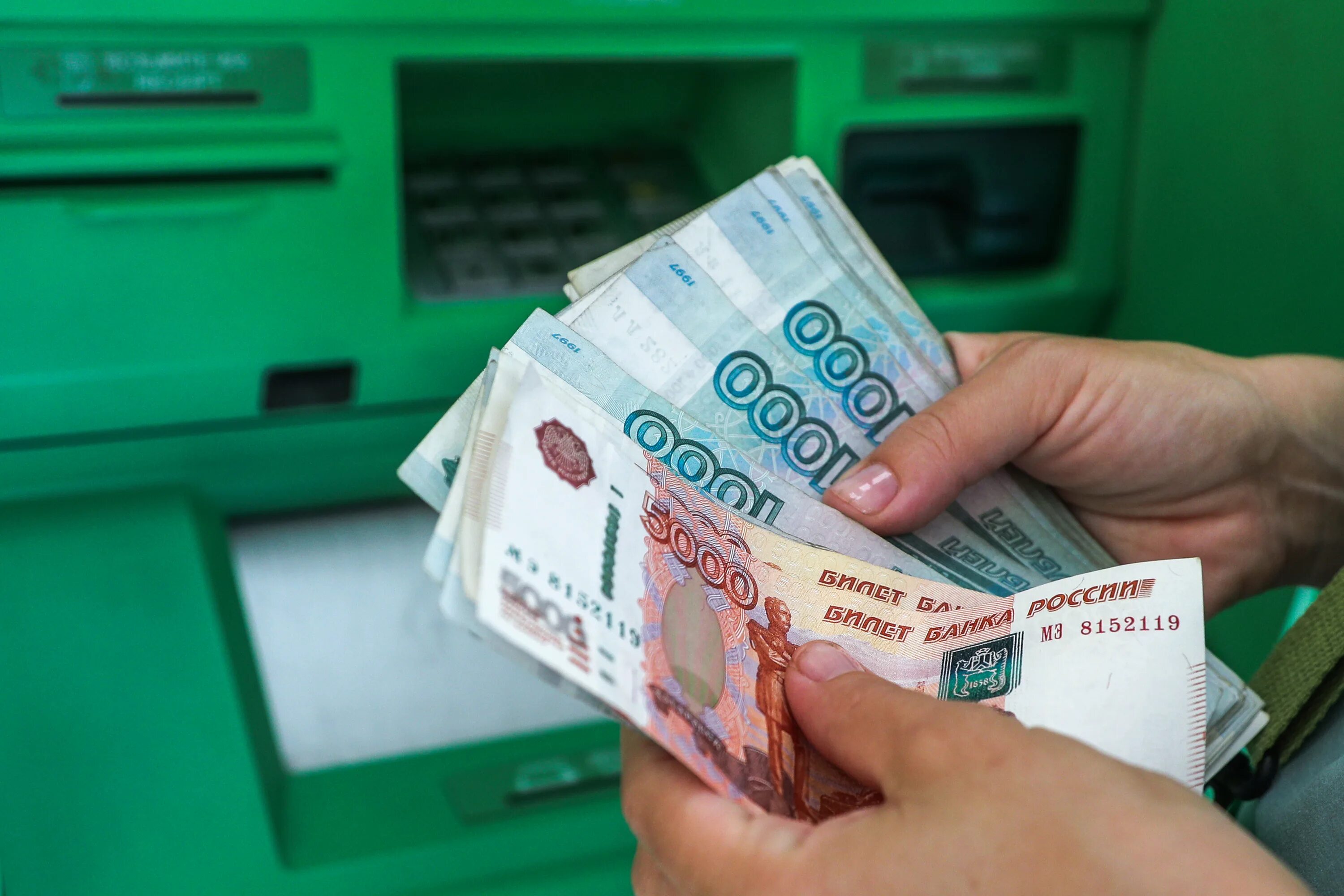 25 тысяч рублей в руке. Мрот. Пенсия 20 тысяч рублей. Деньги в руках рубли. Заработная плата 30 тысяч.