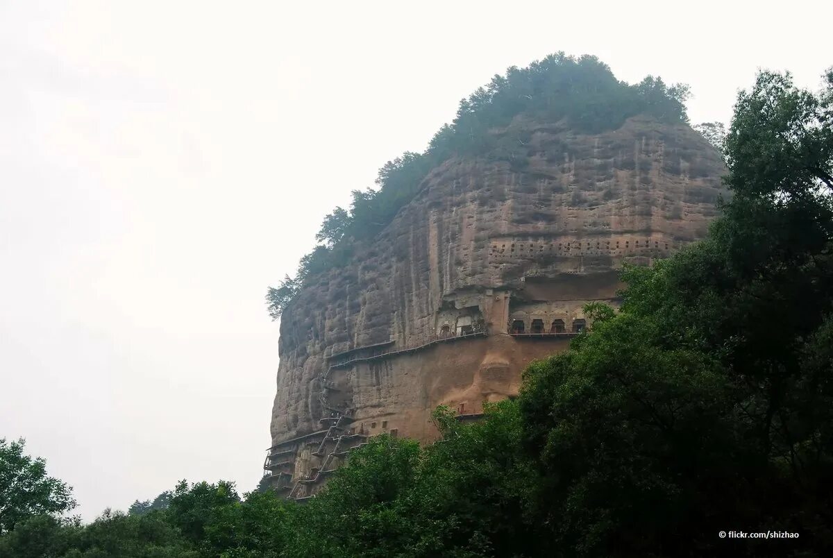 Майцзишань пшеничная гора. Пещерный монастырь Майцзишань, Китай. Пещерный храм Майцзишань в провинции Ганьсу. Гроты Майцзишань Китай. В китае девять