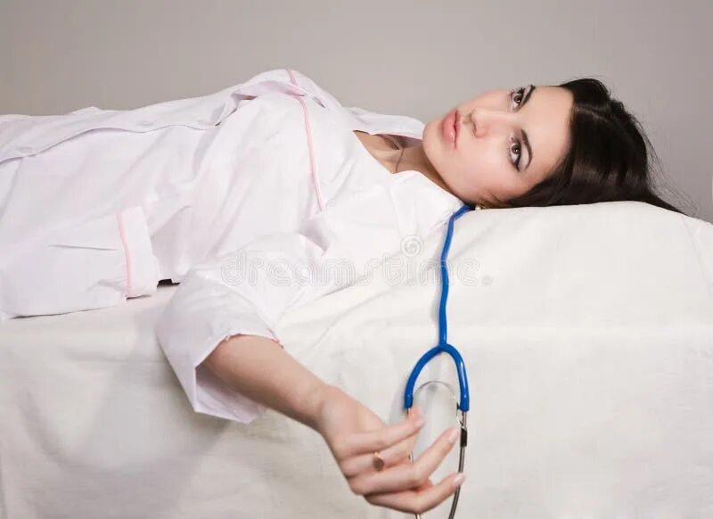Врач девушка лежит. Врач девушка лежит. Девушка на медицинской кушетке. Экг девушке. Мертвая медсестра на кушетке.