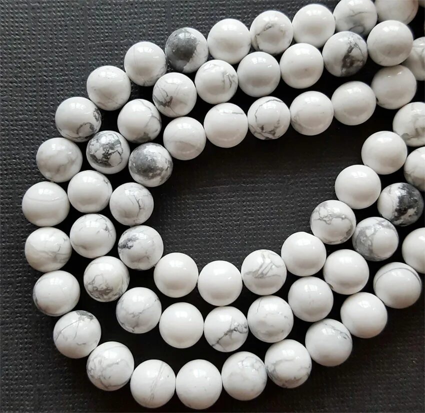 Белая галька железнодорожная. Белый агат магические свойства камня. Каулит камень. Кварц молочный галтовка. Агат белый галтовка.