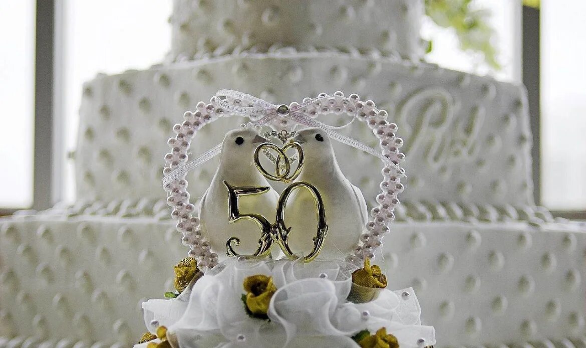 Золотой юбилей свадьбы. Подарок на годовщину золотой свадьбы. Золотой юбилей свадьбы. Золотая свадьба. Золотая свадьба.