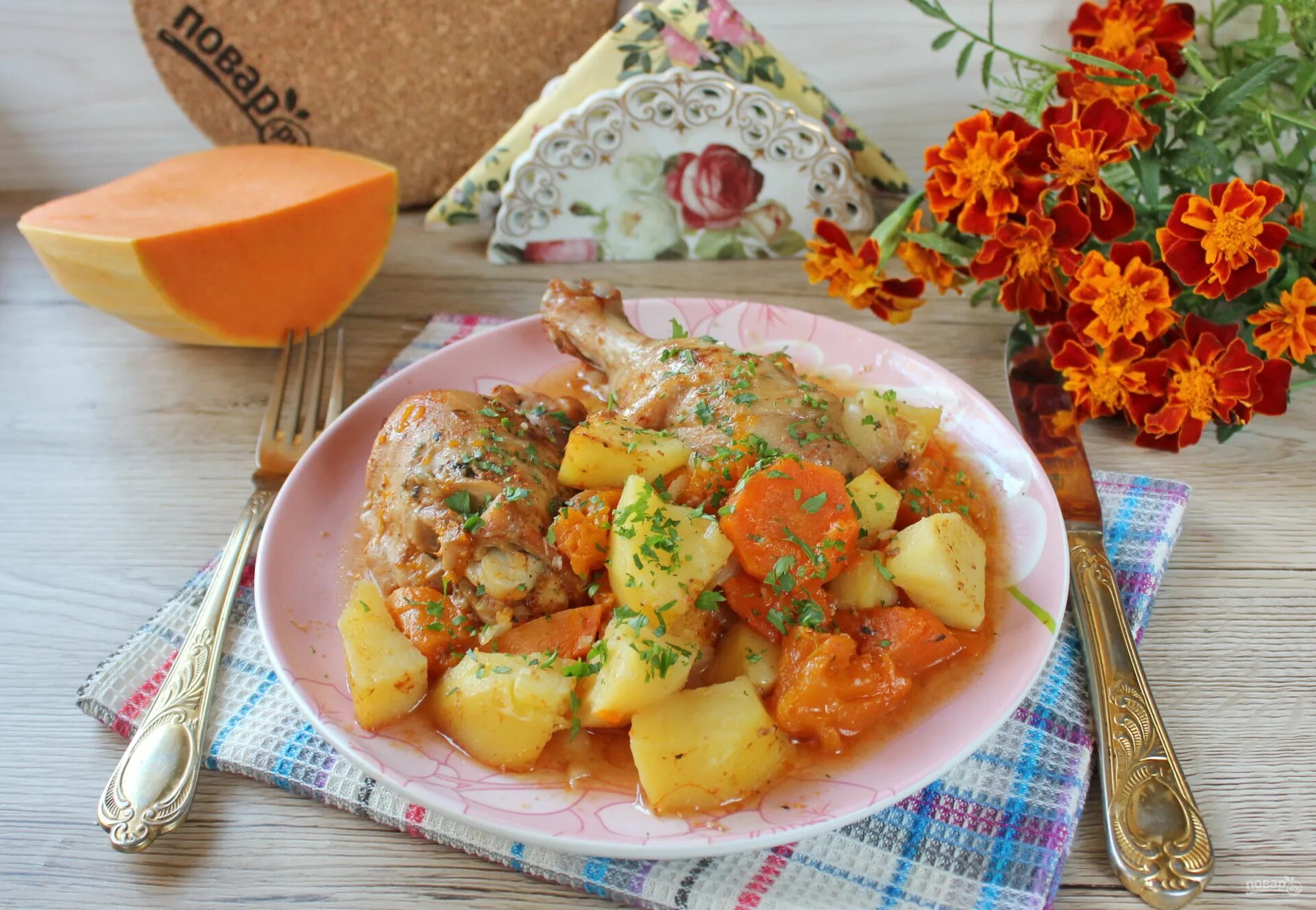 Запеченная тыква с курицей и картошкой. Индейка с тыквой. Грузинские блюда из тыквы. Запеченная тыква с курицей и картошкой. Тыква с курицей.