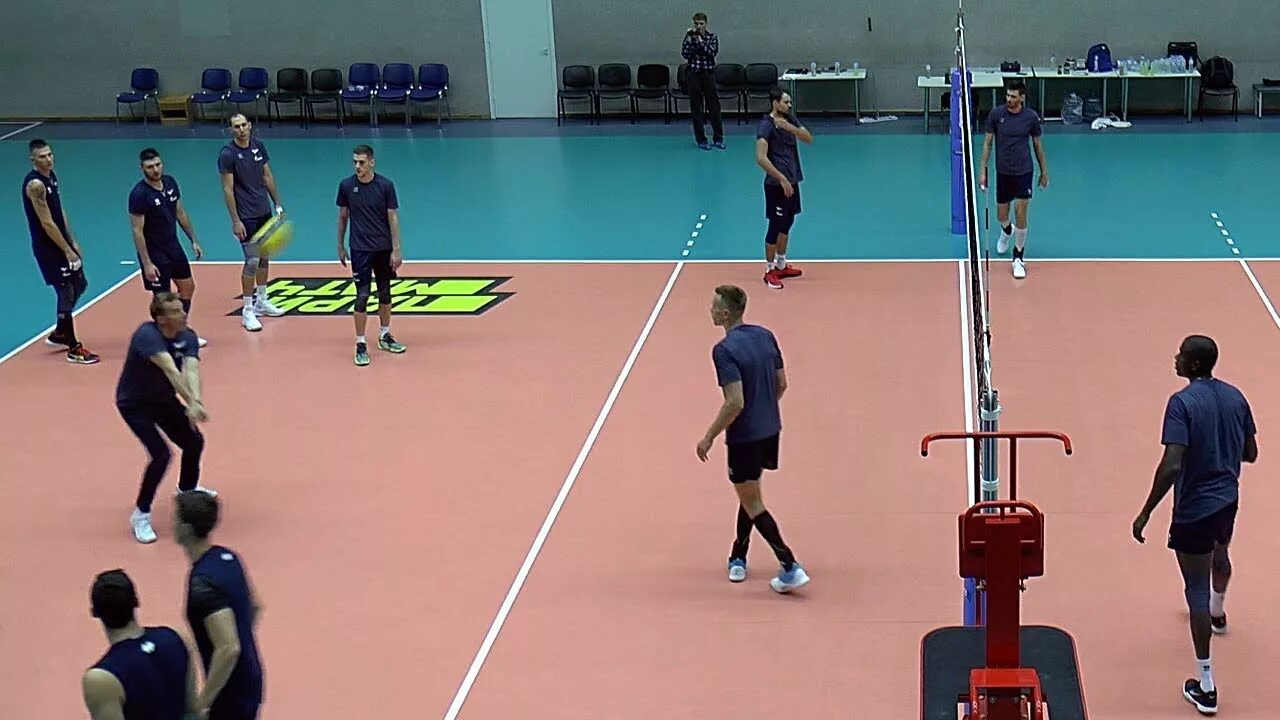 Волейболисты тренируются. Волейбол спб. Волейбол в школе. Тренировки по волейболу спб. Тренировка волейболистов.