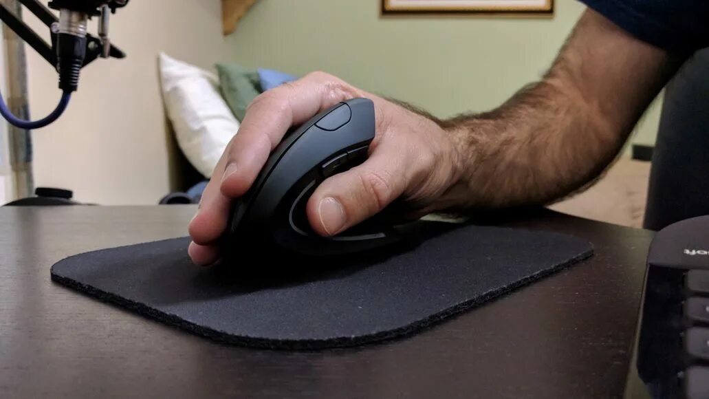 Mouse city man box. Ergonomic Computer Mouse. Эргономика мыши. Правильная эргономика компьютерной мыши. Anker Mouse Vertical.