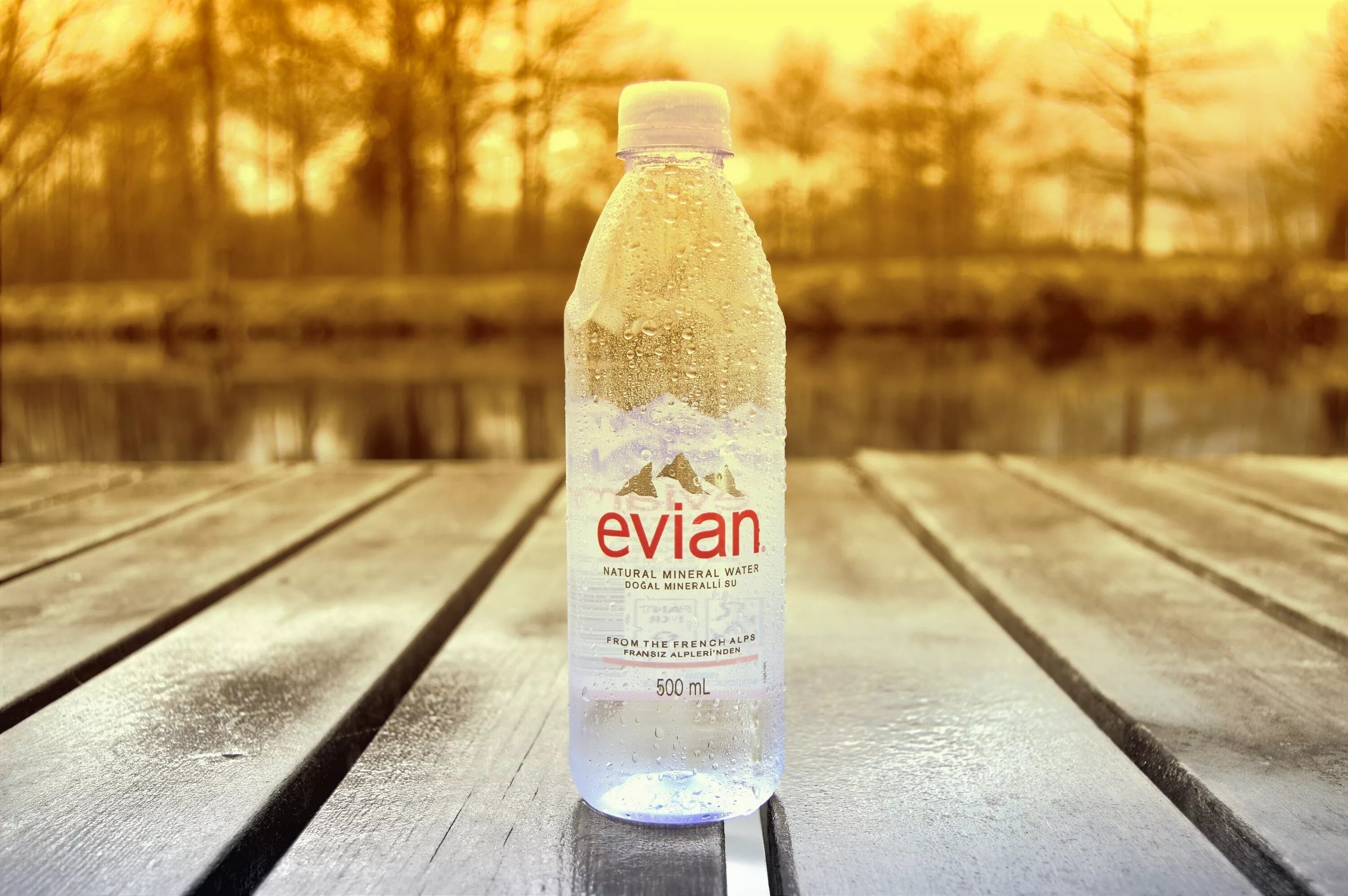 Аску вода. Evian вода. Минеральная вода Evian 1л. Французская вода Evian. Бутылка воды Эвиан.