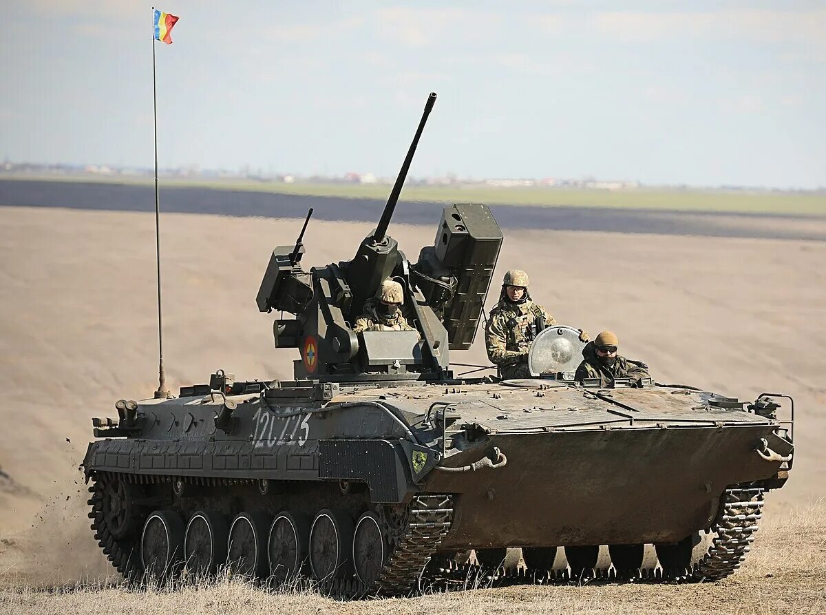 Войска альпини итальянские. Альпини солдаты италии. Бронеавтомобиль газ 2330 тигр. Два солдата. M84 бмп.