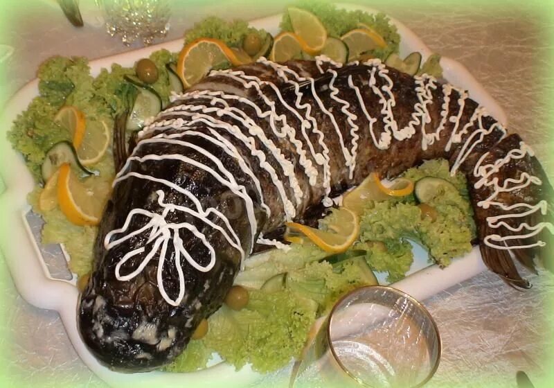 Сом в духовке. Сом целиком в духовке. Блюда из сома в духовке. Запеченный сом с овощами в духовке. Сом запеченный.