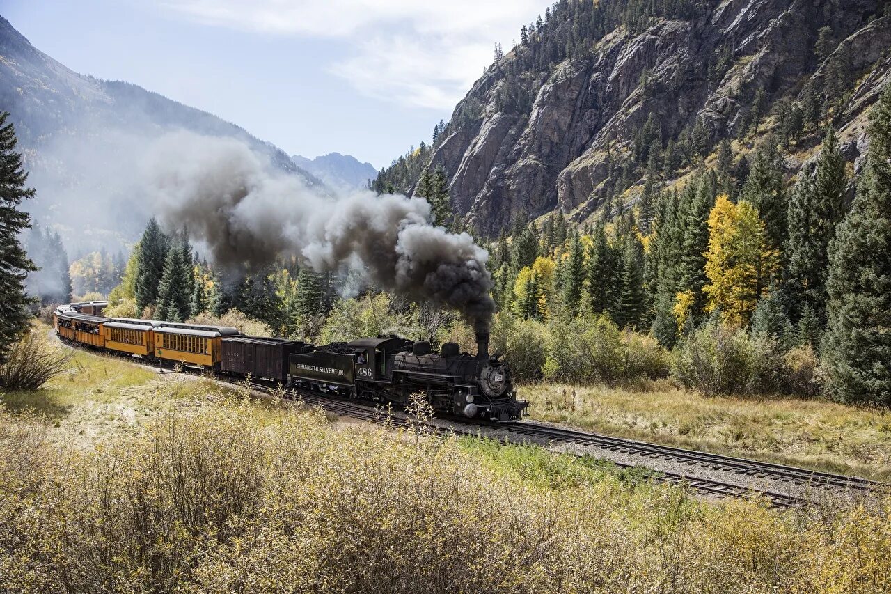 Настоящее железных дорог. Durango Silverton паровоз. Железная дорога в горах. Старинный поезд. Паровоз в горах.