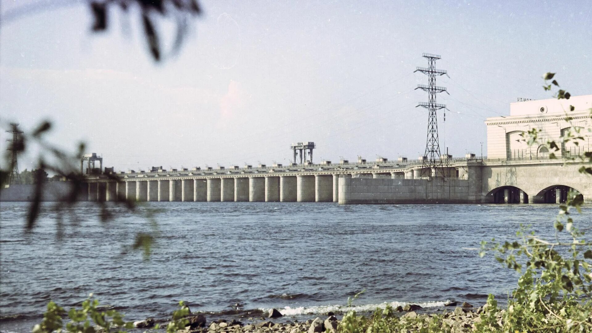 Гэс херсон. Каховская гэс видео. Каховская гэс видео. Каховская гэс взорвана. Плотина иркутской гэс.