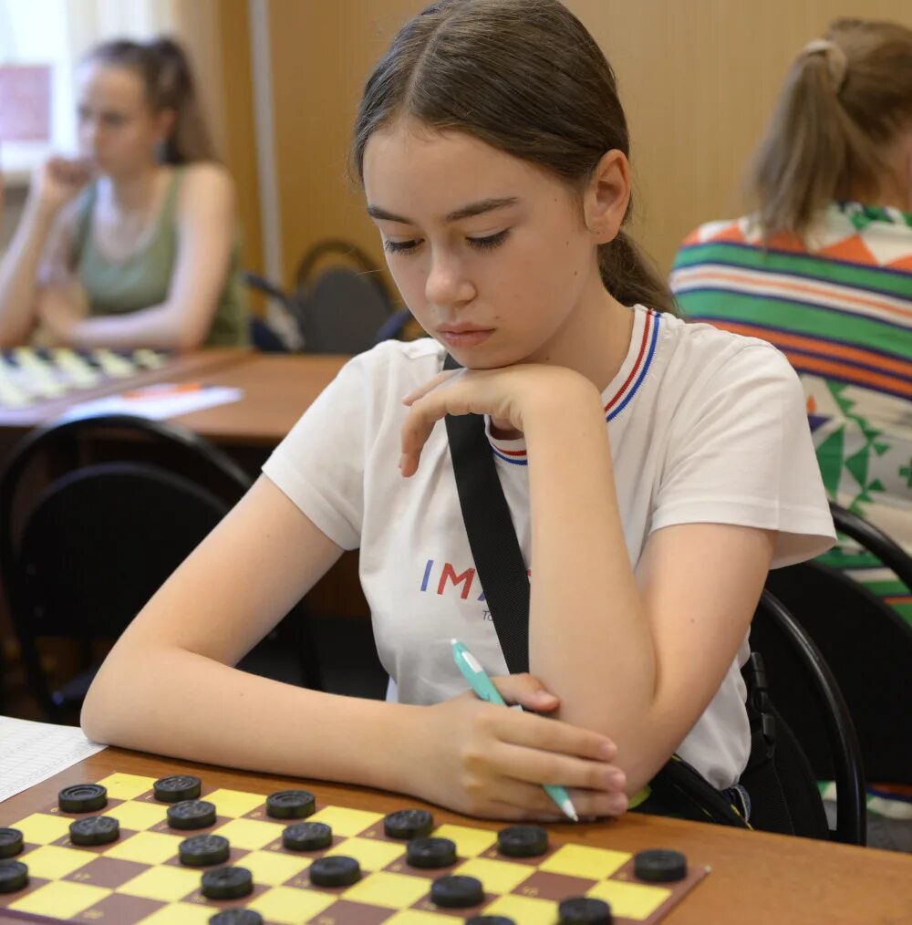 Чемпионат по шашкам. Киберспорт по шашкам. Турнир по шашкам среди женщин. Шашистка.