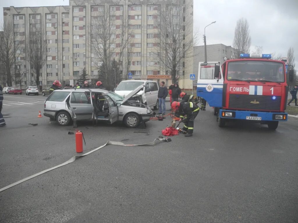 ДТП С легковым автомобилем и пешеходом зима с участием МЧС. Гомель сегодня сильные происшествия