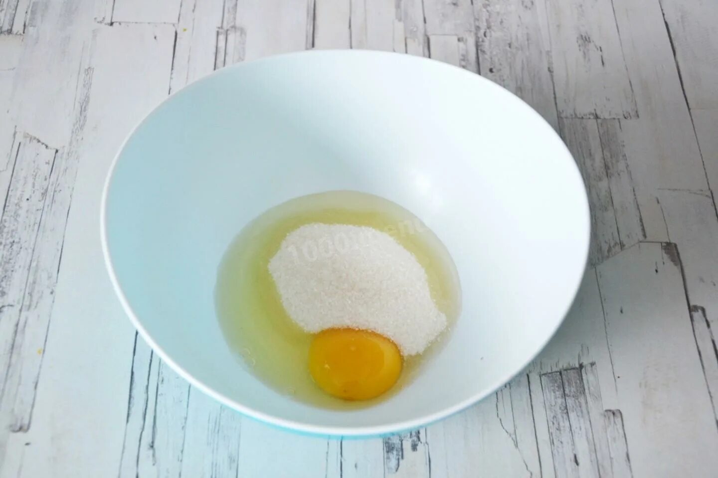 Яйца в миске. Яйца с сахаром. Взболтанное яйцо. Яйца и сахар в миске. Кремовые яйца
