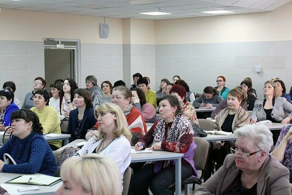 Преподаватель химии университет. Учитель химии. Учитель химии страшная. Безумные преподы глэдис. Учительница химии.