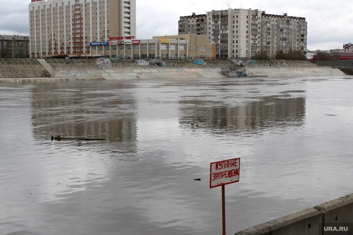 На сколько поднялась вода в тоболе сегодня. Река Тобол Курган. Тобол наводнения в Кургане. Наводнение в Кургане 1994. Паводок Курган.