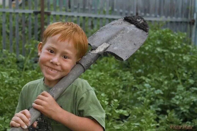 лопата туристическая автомобильная. дедушка лопата. лопата автомобильная стальная копанец лко, металлический черенок. человек с лопатой. дедушка с лопатой.