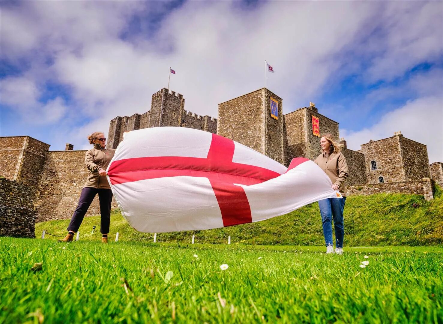 England press. The Heritage of England. Английский флаг с овцой. Флаги Англия последние актуальные. England Flag people.