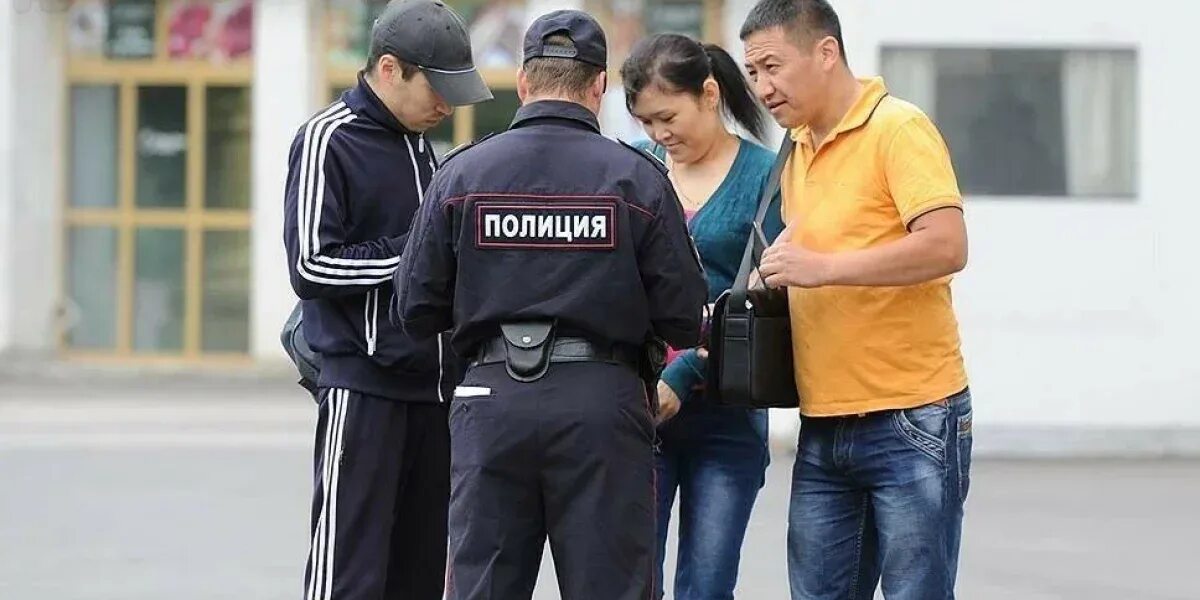 Российские полицейские на улице. Контроль иностранных граждан. Полиция фото. Полицейский проверяет документы. Контроль иностранных граждан.