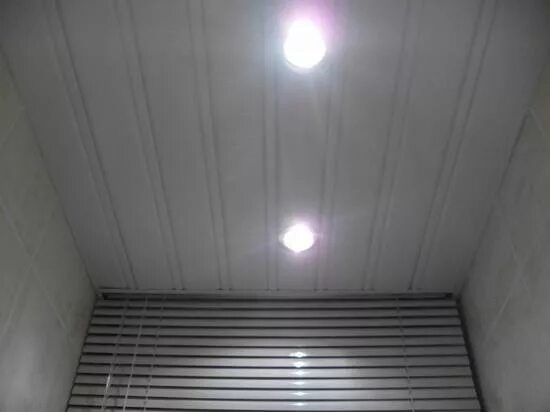 Реечный потолок Леруа Мерлен. Потолки алюминиевые реечные в Леруа Мерлен. Реечный потолок алюминия Леруа. Леруа Мерлен реечный потолок для ванной комнаты. Потолок реечный купить леруа