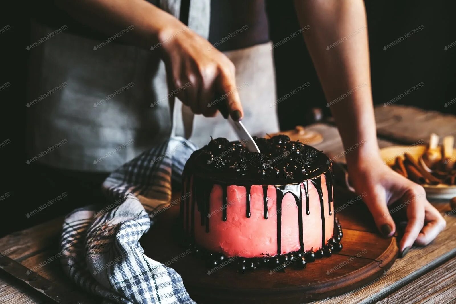 Сколько время в торте. Торты ручной готовки. Тортик в руках. Печь торты на дому. Готовка тортика Эстетика.