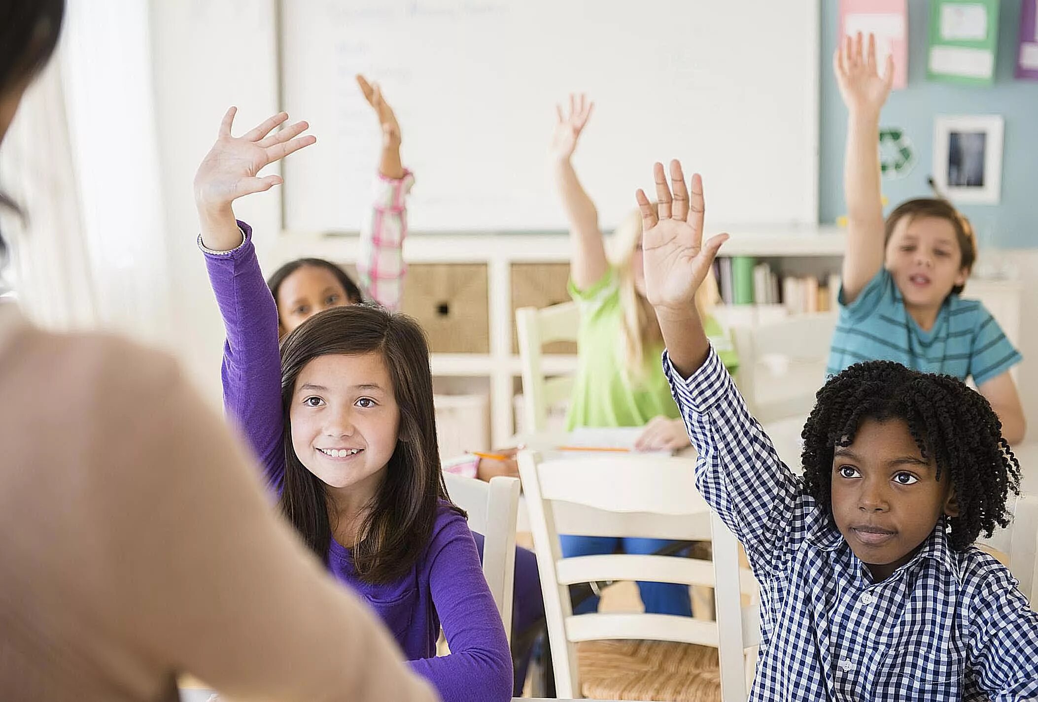 May is a student. Школьник поднимает руку. Classroom. Управление классом. Класс английского языка.